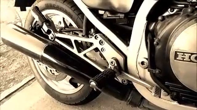 ホンダ ＶＦ７５０Ｆ エンジン始動マフラー音　V4　高性能水冷Ｖ型エンジン搭載のロードスポーツ смотреть онлайн