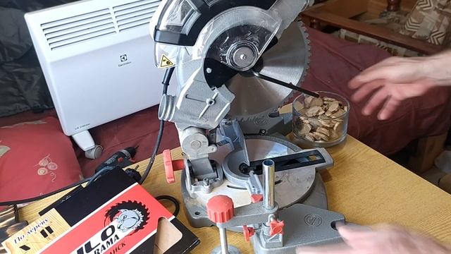 Как заменить пильный диск на торцовке смотреть онлайн