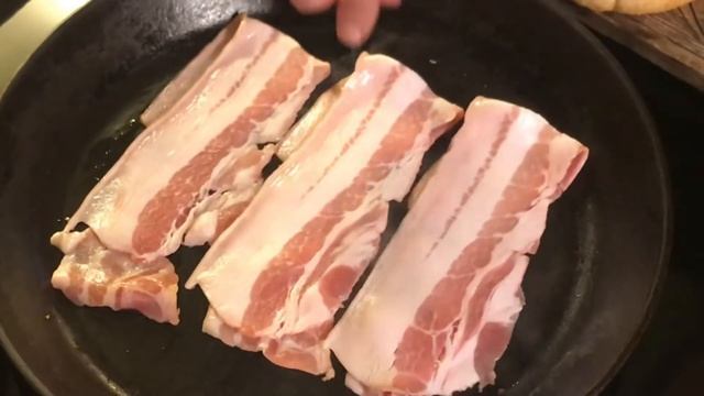 BLT сэндвич 🥪 | Классический BLT сэндвич😋 Всего 3 главных ингредиента,и готово за считаные минуты! смотреть онлайн