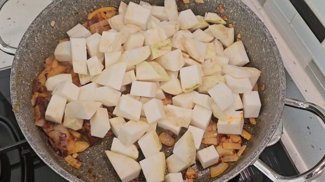 Овощное рагу из корня сельдерея с нутом. смотреть онлайн