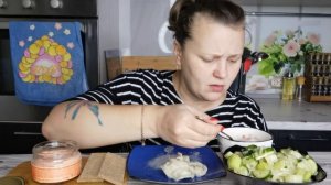 Мукбанг Пельмени с рыбой, салат