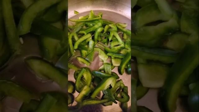 Teriyaki beef with green peppers and broccoli on white rice смотреть онлайн