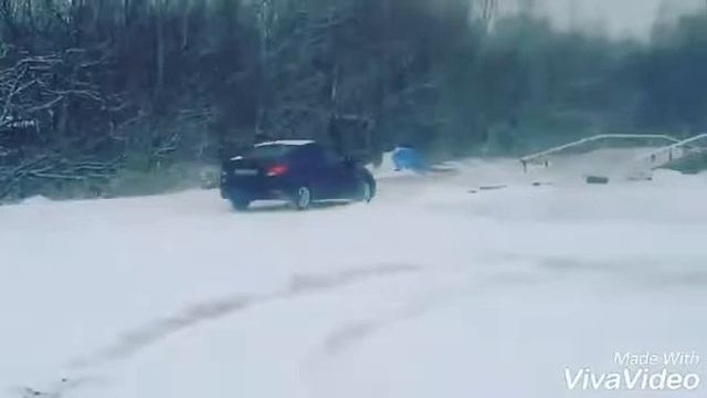 Заснеженная дорога и резина автомобиля. Автоинструктор в Хабаровске #автошколавосток смотреть онлайн