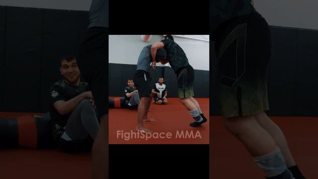 Деметриус Джонсон против Кадимагомедова / Деметриус борется с вольником вдое больше себя! смотреть онлайн