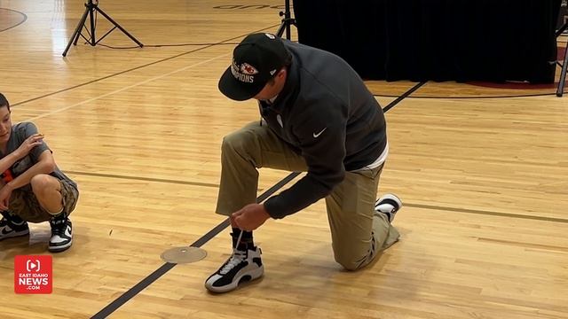 Super Bowl-winning coach with one arms shows students how he ties shoes, dribbles with knees смотреть онлайн
