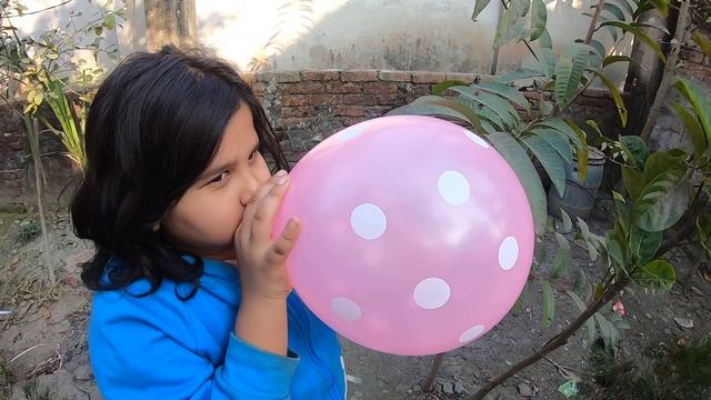 outdoor fun with Monty Balloon || Smart Girl Popping Balloons and learn colors for kids #20 смотреть онлайн