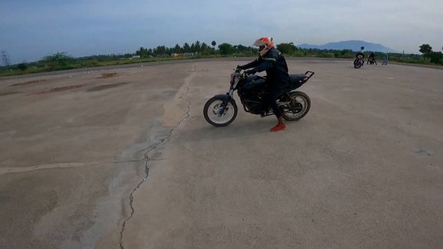 Wheelie tutorial tamil 😱 | MT 15 & pulsar 220 | live explanation in tamil | #ktmdhana #salem #tamil смотреть онлайн