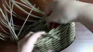 Красивая и плотная загибка для любой вазочки, корзинки. Плетём ротангом.