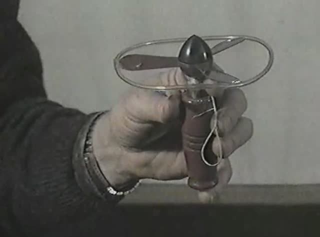 Физика. Опыты. Механика сплошных сред. Физические основы авиации. Модель вертолета. Авторотация смотреть онлайн