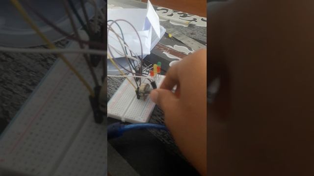 menghidupkan 5 LED secara berurutan menggunakan potensio смотреть онлайн