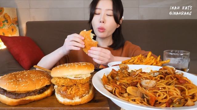 MUKBANGㅣASMR 햄버거 신메뉴 4가지 몽땅 먹어봤습니다🍔 매운 해산물 토마토 파스타와 먹방🍝 New hamburgers, Spicy Seafood tomato pasta смотреть онлайн