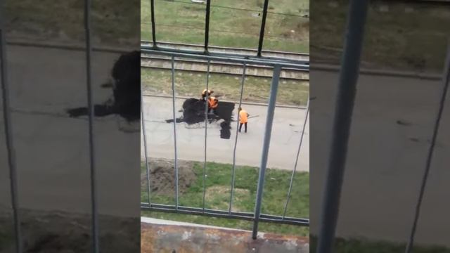 Заплатки на дорогах делают))) смотреть онлайн