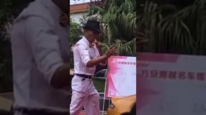 Китаец проглотил живую змею.