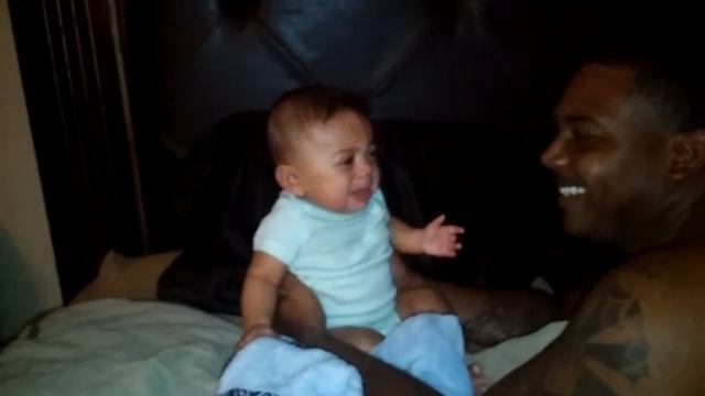 Baby scared of police siren noise смотреть онлайн