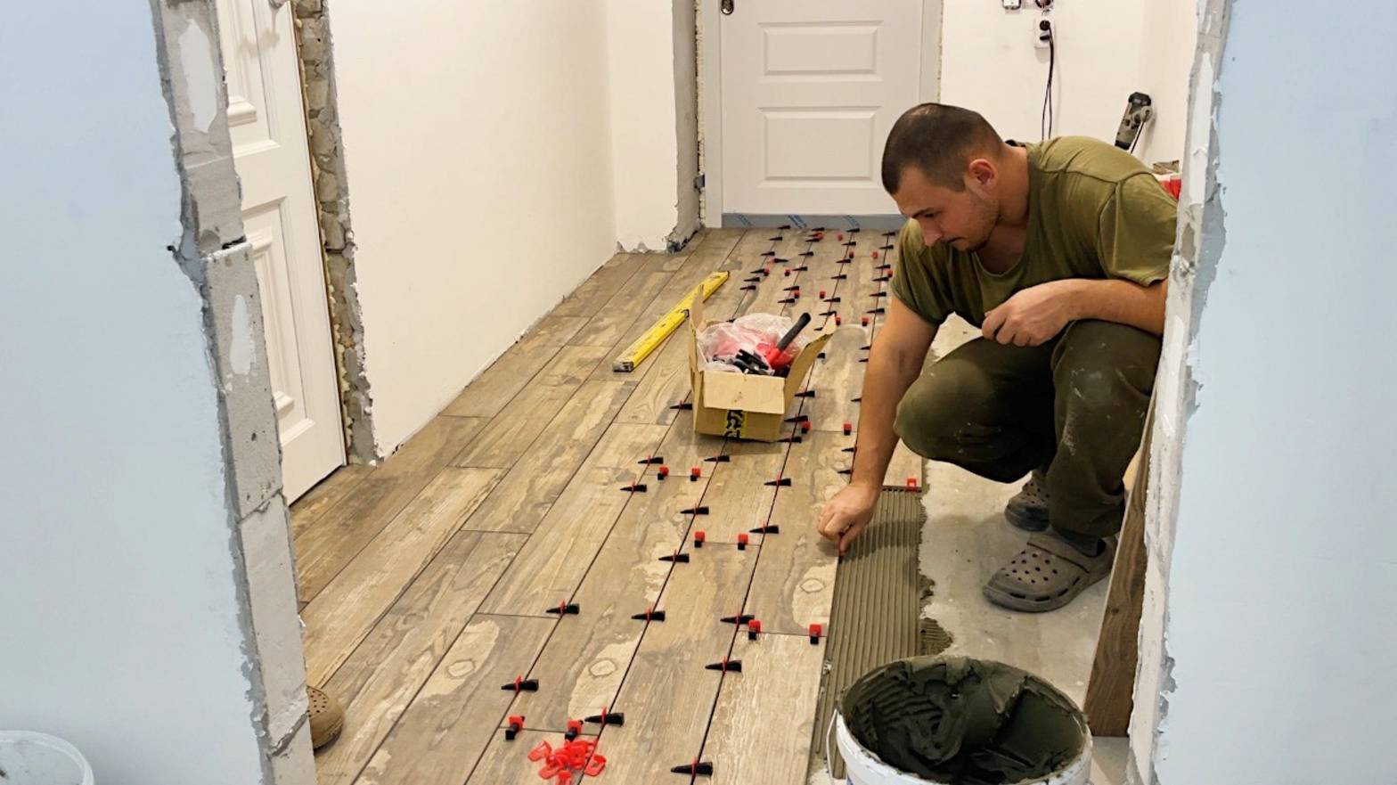 Пол в прихожей почти готов. Ремонт в доме продолжается. Наша ферма. Жизнь простых людей в деревне. смотреть онлайн