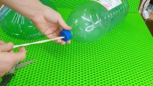 Взял пластиковые бутылки и своими руками сделал самоделку. Получилась удобная кормушка для птиц