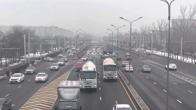 Любимый город Алматы. Движение на улице Саина. 2 декабря 2022. Kazakhstan. Almaty. December 2022 смотреть онлайн