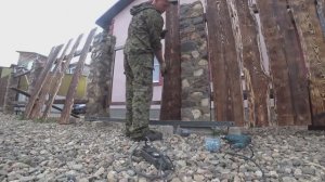 Деревянный забор. Забор не как у всех . Забор из необрезной доски . Своими руками.