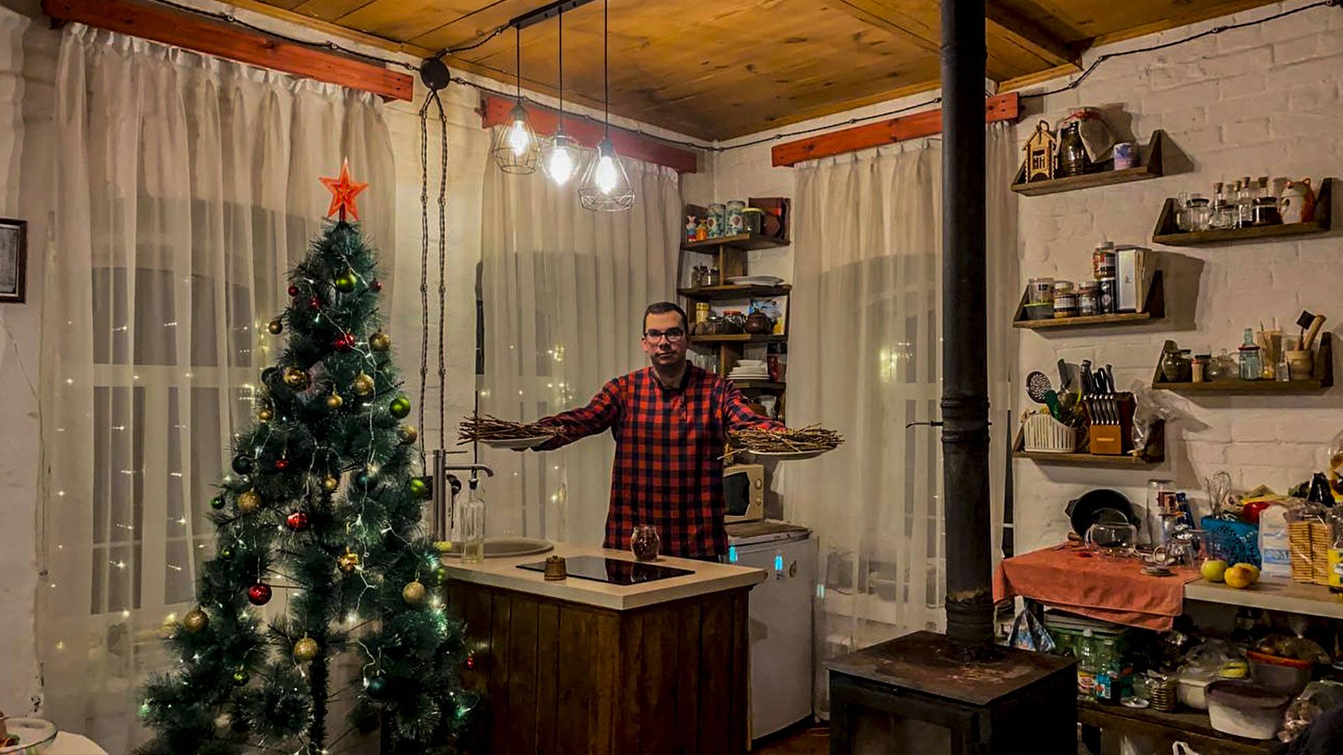 Жизнь в деревне у леса. Стройка и быт на месте бывших развалин. Зимние дары природы смотреть онлайн