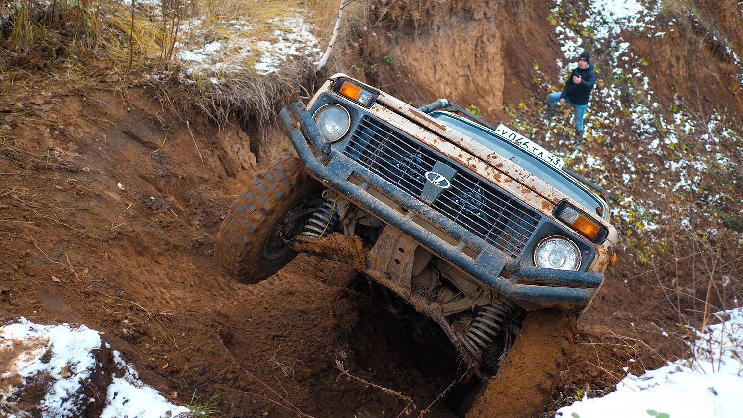 Мужики ЛОМАЮТ НИВЫ чтобы доказать, что она ЕДЕТ! Царь горы пошел не по плану смотреть онлайн