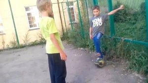 сумошедшие парни дерутся!!!!!!!!!!!!!!