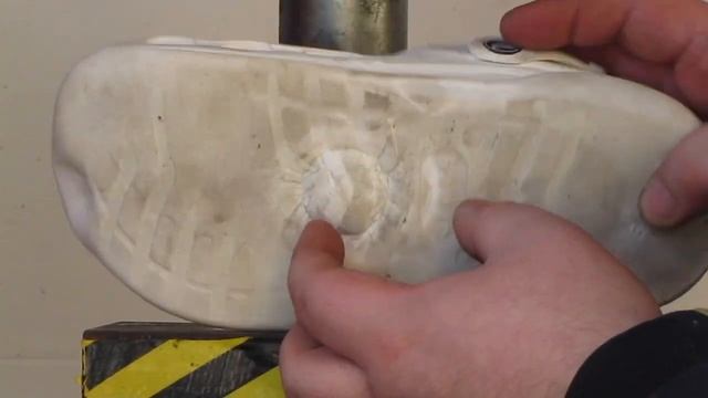 医療用クロックス スペシャリスト ベント VS 油圧プレス機 /Crocs Specialist Vent Clog with  Hydraulic press machine.