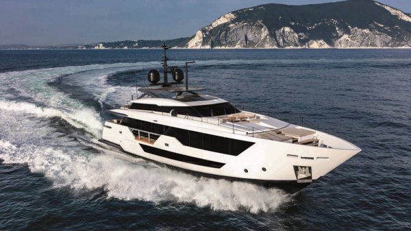 Яхта Custom Line 106