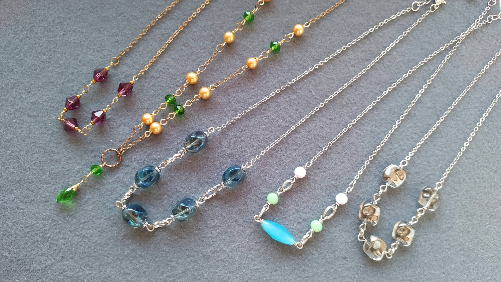 Украшения из стеклянных бусин и цепочки