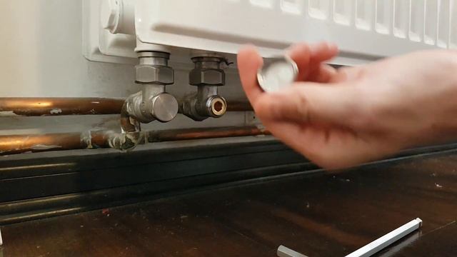 JAK KRYZOWAĆ GRZEJNIK NA 2 SPOSOBY? ZAWÓR TERMOSTATYCZNY GRZEJNIKOWY I ZAWÓR ODCINAJĄCY | PORADNIK смотреть онлайн