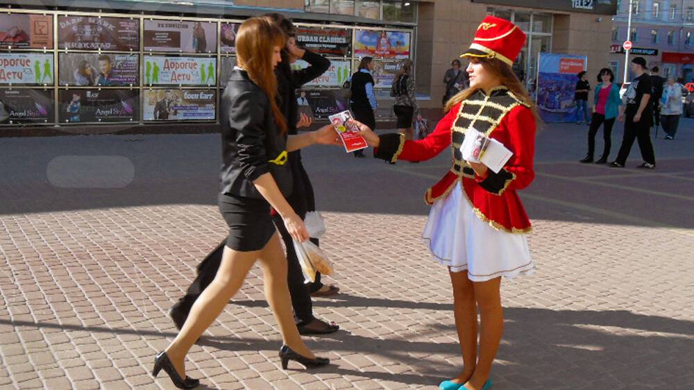 Раздача листовок. Фасад Медиа Групп. Рекламное агентство смотреть онлайн