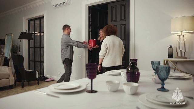 Не знаешь, что подарить близким на Новый год? У нас есть идея! смотреть онлайн