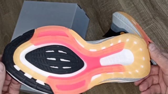 Беговые кроссовки adidas ultraboost 22. Ссылка на телеграмм канал в описании. смотреть онлайн