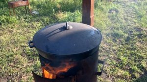 Очень вкусная свиная рулька в пиве в казане на костре (Вепрево колено)