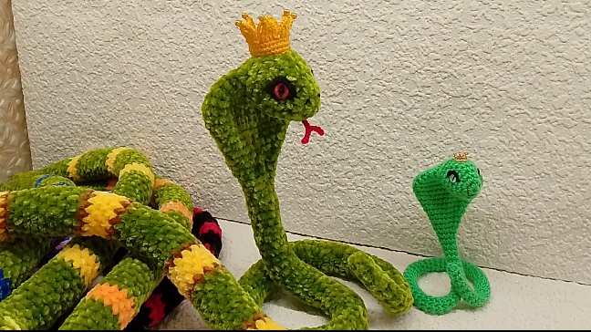 Вязовлог. Готовые игрушки в наличии. кобра из плюшевой пряжи. смотреть онлайн
