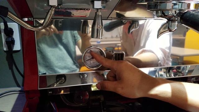 Cách kiểm tra và cân chỉnh áp suất của máy Nuova Simonelli Appia II 2 groups смотреть онлайн