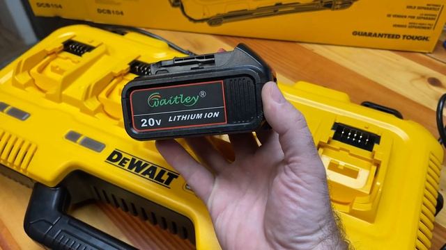 DEWALT DCB104 Battery Charger - Charge 4 Batteries in 40 Minutes! смотреть онлайн