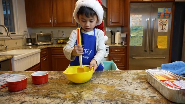 5 Year Old Makes Cinnamon Roll Christmas Trees смотреть онлайн