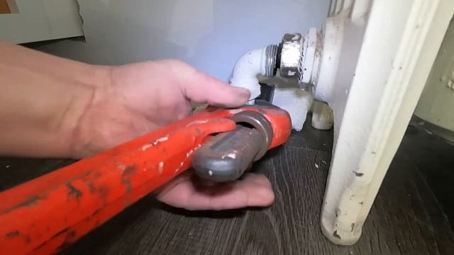 HOT WATER RADIATOR INSTALLATION ON TOP OF CLIP TOGETHER FLOOR смотреть онлайн
