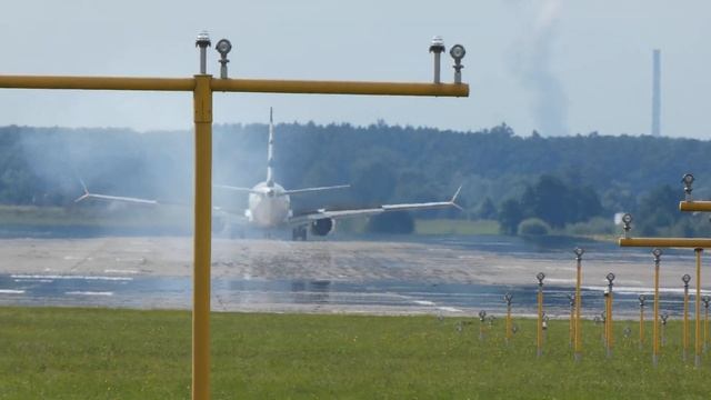 Boeing 737-MAX 8 (Smart Wings)_29.08.2021_Pardubice_přílet a odlet смотреть онлайн
