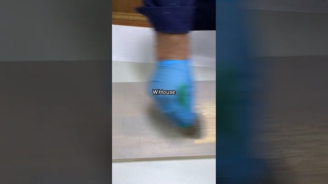 Масло с карнаубским воском, серый. Белая основа. Нанесение масла на древесину. W-House® смотреть онлайн