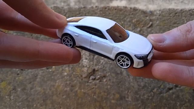 HOT WHEELS AUDI E-TRON WHITE MODEL (unboxing & review) смотреть онлайн