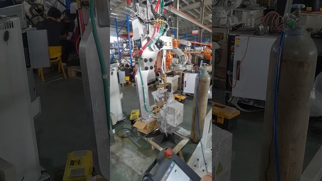 FANUC robot with Obara servo spot welding tongs смотреть онлайн