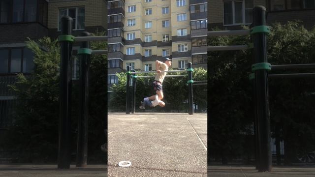 Отжимания на брусьях с утяжелением, тренировка детей, сын в теме!