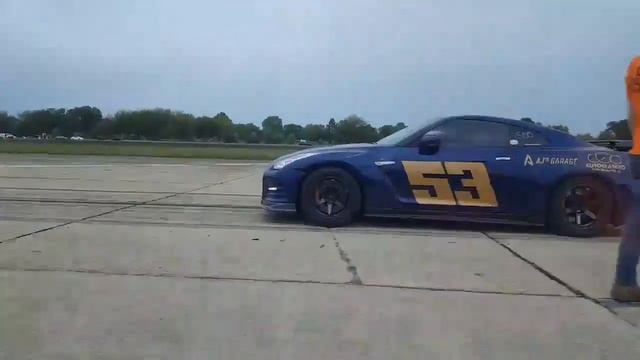 1500hp Nissan GTR vs 610hp Audi R8 V10+ at 1/2 mile NFZ Midwest airport runway смотреть онлайн