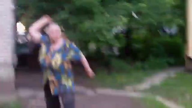 Больная бабка в Ленсоветовском кидается на детей смотреть онлайн