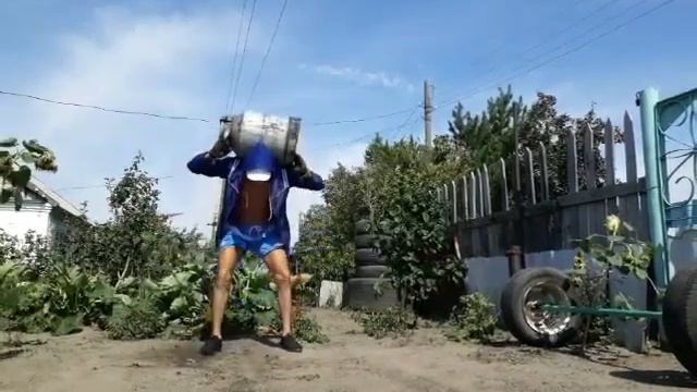 Приседания с флягой воды 40л