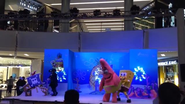 Sponge Bob Dancing in Dubai Marina Mall смотреть онлайн