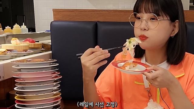 초밥 만들다 지치셨어요😭쉴새없이 초밥 만들다 지친 직원분ㅋㅋ 회전초밥 먹방 Sushi eating show MUKBANG смотреть онлайн