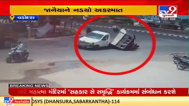 Caught On Cam : Tempo With 'baratis' Tumbles Near Por ,over 20 Injured |Vadodara |TV9GujaratiNews