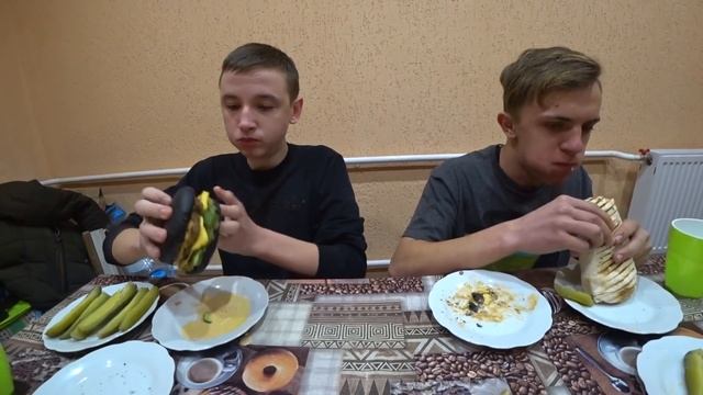ЧЕРНЫЙ БУРГЕР ШАУРМА ОГУРЦЫ КТО БОЛЬШЕ И БЫСТРЕЕ СЪЕСТ МНОГО ЕДЫ смотреть онлайн